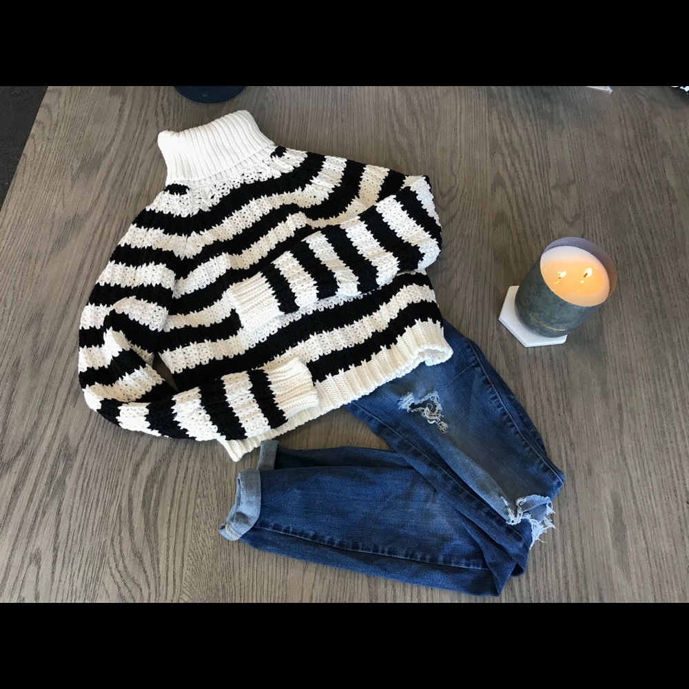 Forever 21 Black and cream cotton crop sweater